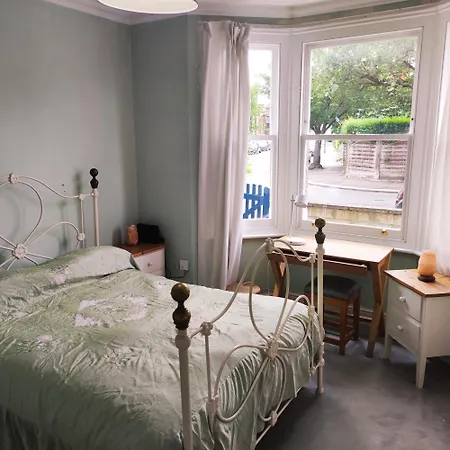 Cosy Double Near Wimbledon *