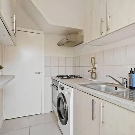 Superb Private Holiday home Perivale