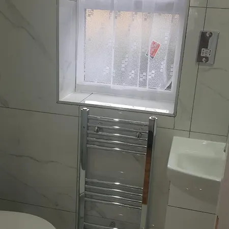 Cosy One Bedroom Flat In Apartment *