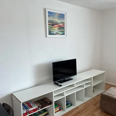 Apartment Cosy 2 Bedroom Flat With Balcony