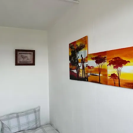 Cosy 2 Bedroom Flat With Balcony
