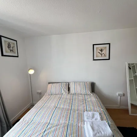 Cosy 2 Bedroom Flat With Balcony *
