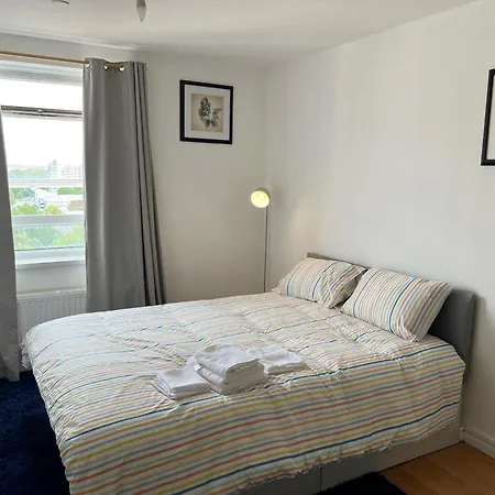 Cosy 2 Bedroom Flat With Balcony *