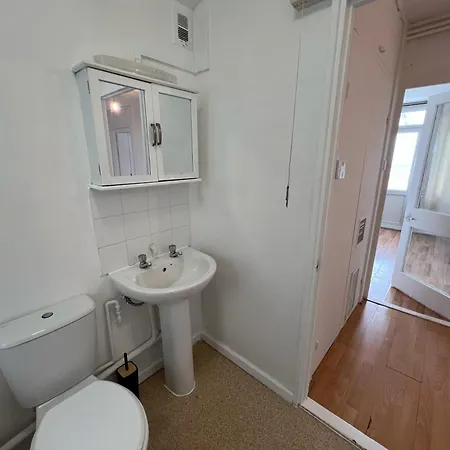 Cosy 2 Bedroom Flat With Balcony Apartment *