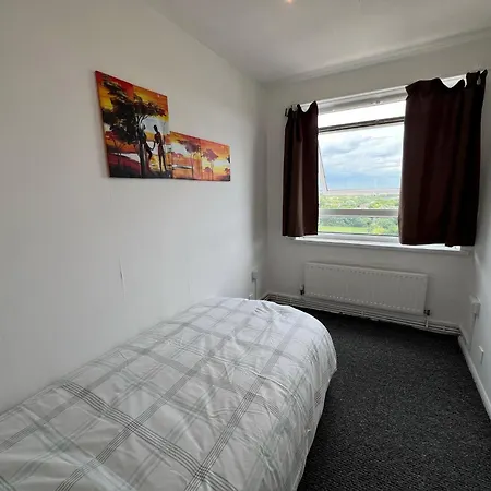 Cosy 2 Bedroom Flat With Balcony *
