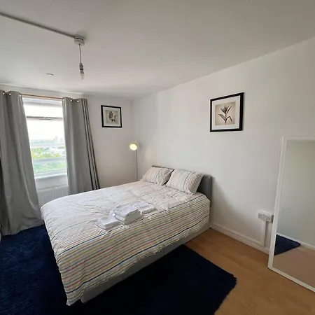 Cosy 2 Bedroom Flat With Balcony