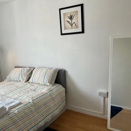 Cosy 2 Bedroom Flat With Balcony *