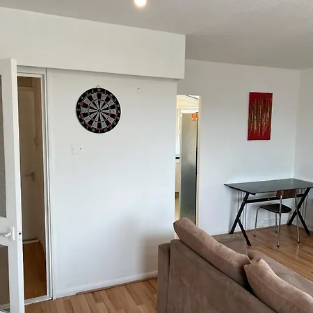 Cosy 2 Bedroom Flat With Balcony *