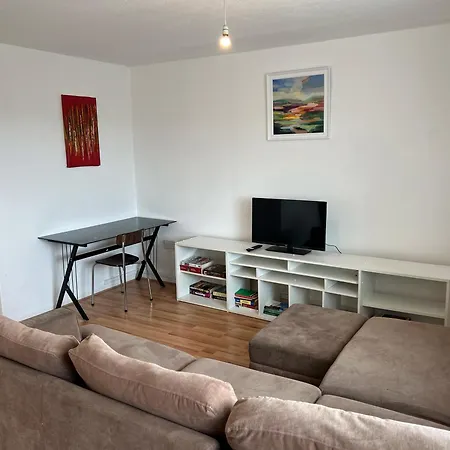 Apartment Cosy 2 Bedroom Flat With Balcony *