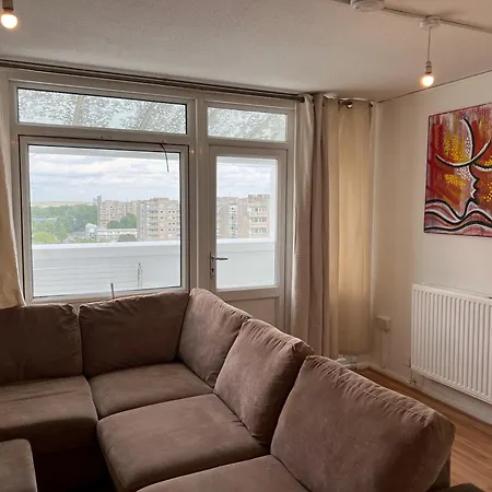 Cosy 2 Bedroom Flat With Balcony *
