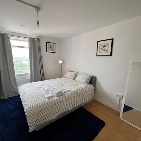 Cosy 2 Bedroom Flat With Balcony Apartment *
