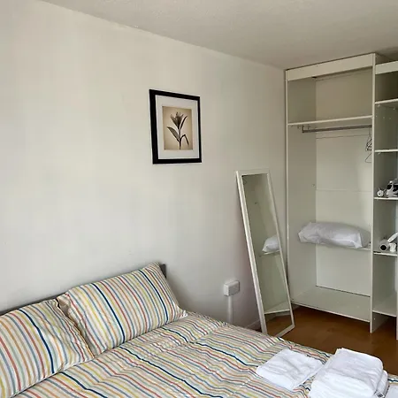 Apartment Cosy 2 Bedroom Flat With Balcony