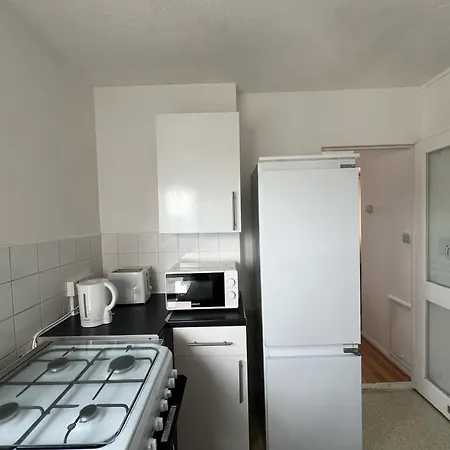 Cosy 2 Bedroom Flat With Balcony *