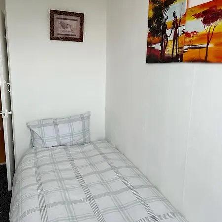 Apartment Cosy 2 Bedroom Flat With Balcony