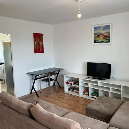 Cosy 2 Bedroom Flat With Balcony Apartment *