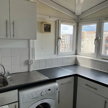 Apartment Cosy 2 Bedroom Flat With Balcony *