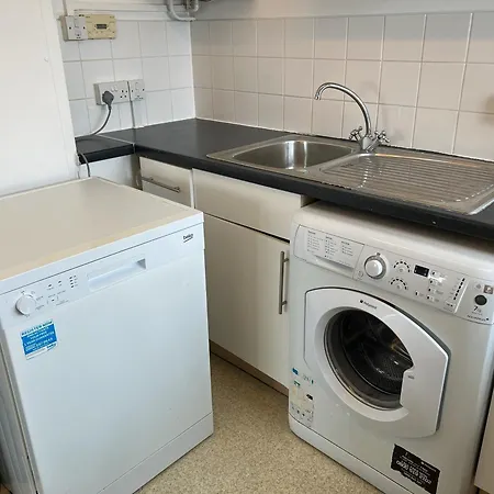 Cosy 2 Bedroom Flat With Balcony