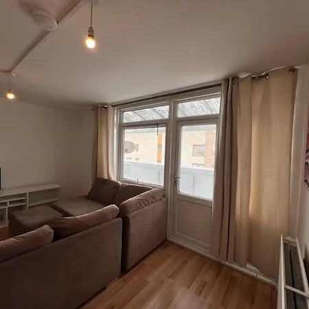 Apartment Cosy 2 Bedroom Flat With Balcony