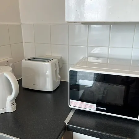 Apartment Cosy 2 Bedroom Flat With Balcony *