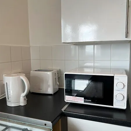 Cosy 2 Bedroom Flat With Balcony *