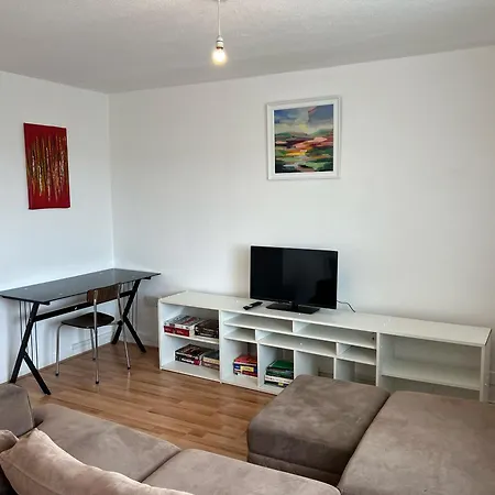 Cosy 2 Bedroom Flat With Balcony Apartment *