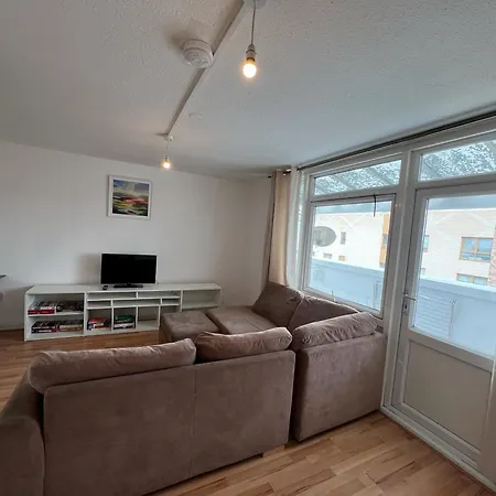 Apartment Cosy 2 Bedroom Flat With Balcony