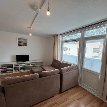 Cosy 2 Bedroom Flat With Balcony Apartment *