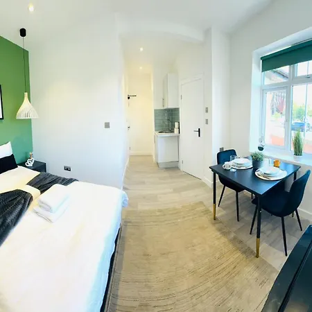 Center Next To Westfield Shopping & Attractions * London