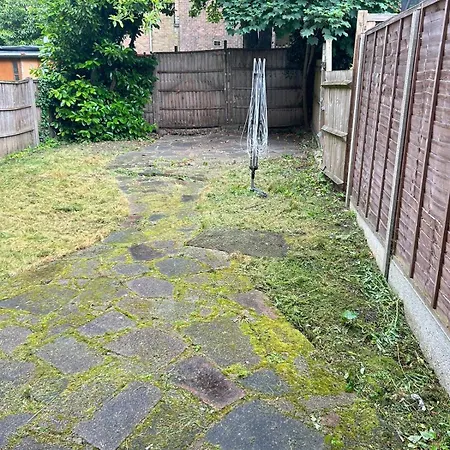 Cozy 2-Bed Garden Flat, With Free Private Parking, Wembley Apartment *
