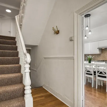 4 Bedroom Dalston Apartment London