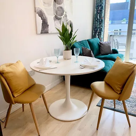 Modern 2 Bed 2 Bath Opp Tube Station *