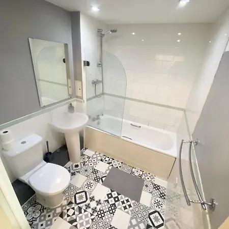 Modern 2 Bed 2 Bath Opp Tube Station Apartment *