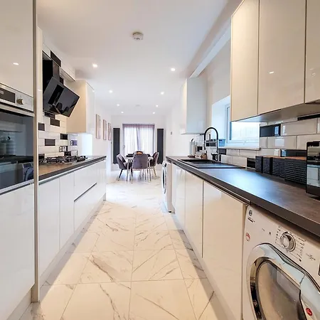 4 Bed 2 Bath Spacious House With 2 Driveway Parking In Ilford Hébergement de vacances Londres