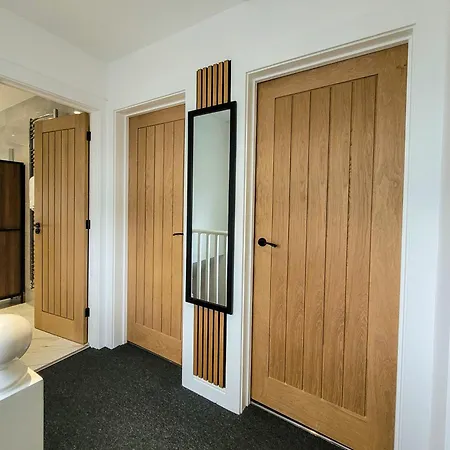 Hébergement de vacances 4 Bed 2 Bath Spacious House With 2 Driveway Parking In Ilford Londres