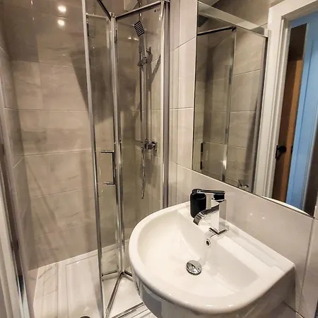 4 Bed 2 Bath Spacious House With 2 Driveway Parking In Ilford Hébergement de vacances *