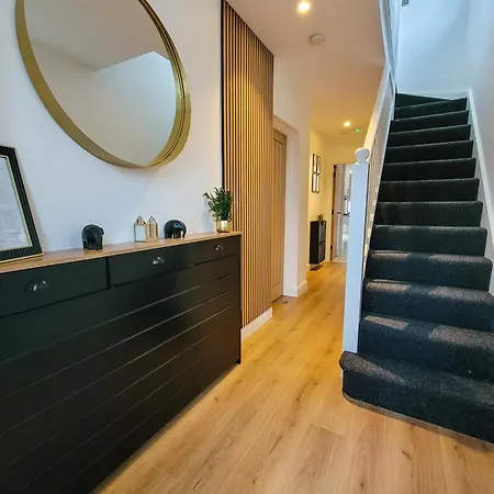 4 Bed 2 Bath Spacious House With 2 Driveway Parking In Ilford