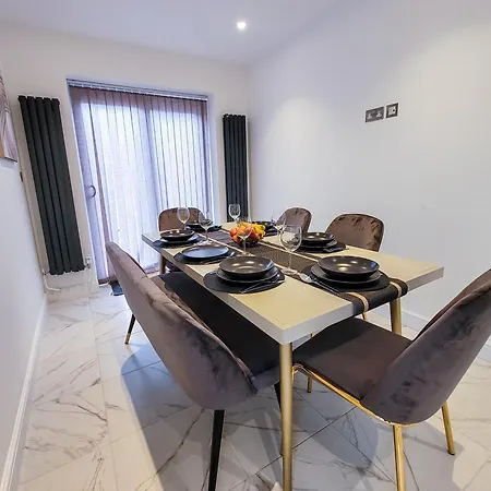 4 Bed 2 Bath Spacious House With 2 Driveway Parking In Ilford Hébergement de vacances