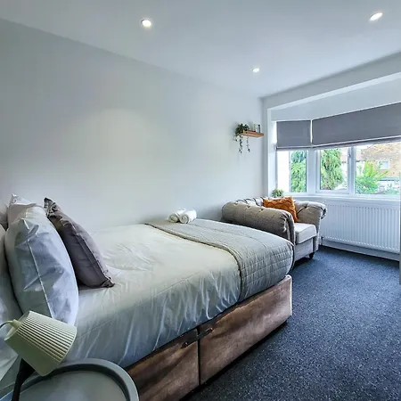 Hébergement de vacances 4 Bed 2 Bath Spacious House With 2 Driveway Parking In Ilford *