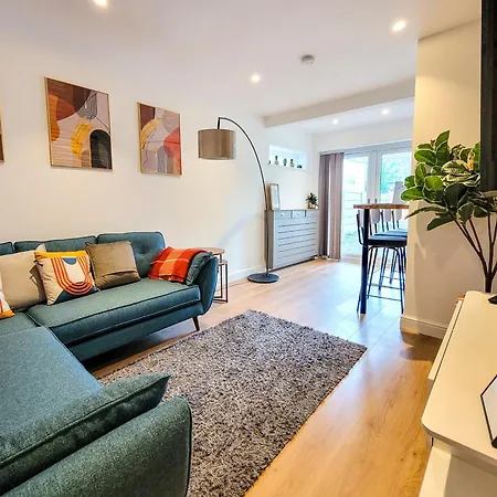 4 Bed 2 Bath Spacious House With 2 Driveway Parking In Ilford Hébergement de vacances Londres