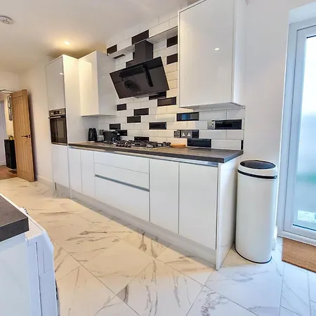 4 Bed 2 Bath Spacious House With 2 Driveway Parking In Ilford *