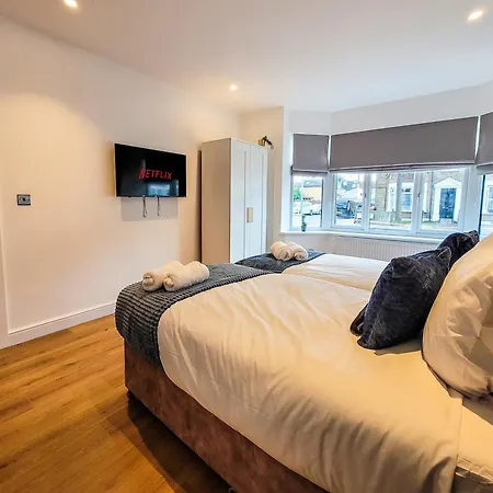 4 Bed 2 Bath Spacious House With 2 Driveway Parking In Ilford