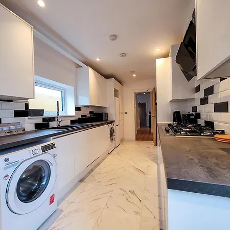 Hébergement de vacances 4 Bed 2 Bath Spacious House With 2 Driveway Parking In Ilford *