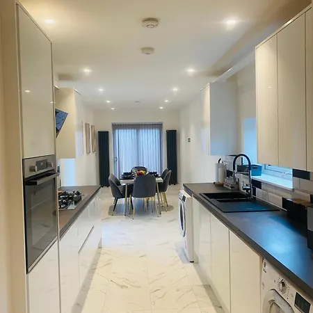 Hébergement de vacances 4 Bed 2 Bath Spacious House With 2 Driveway Parking In Ilford Londres