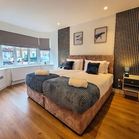 4 Bed 2 Bath Spacious House With 2 Driveway Parking In Ilford Hébergement de vacances Londres