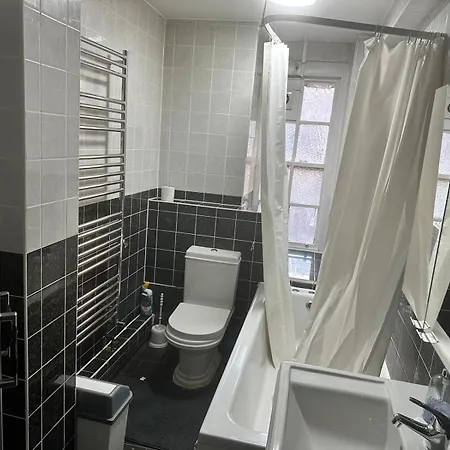 Spacious 2 Bed Flat Apartment London