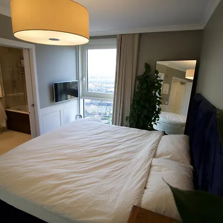 Luxury Surrey Quays Apartment London