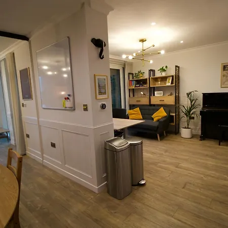 Luxury Surrey Quays Apartment London