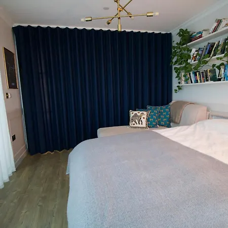 Luxury Surrey Quays Apartment