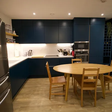 Luxury Surrey Quays Apartment London