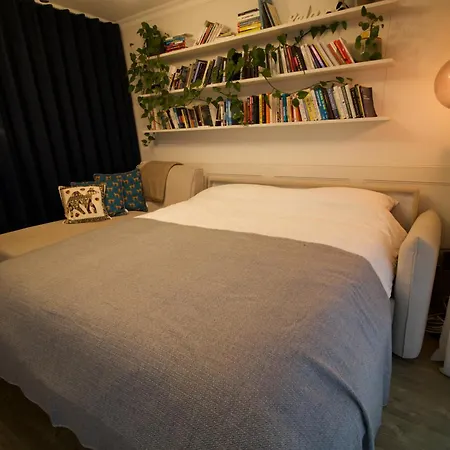 Luxury Surrey Quays Apartment *
